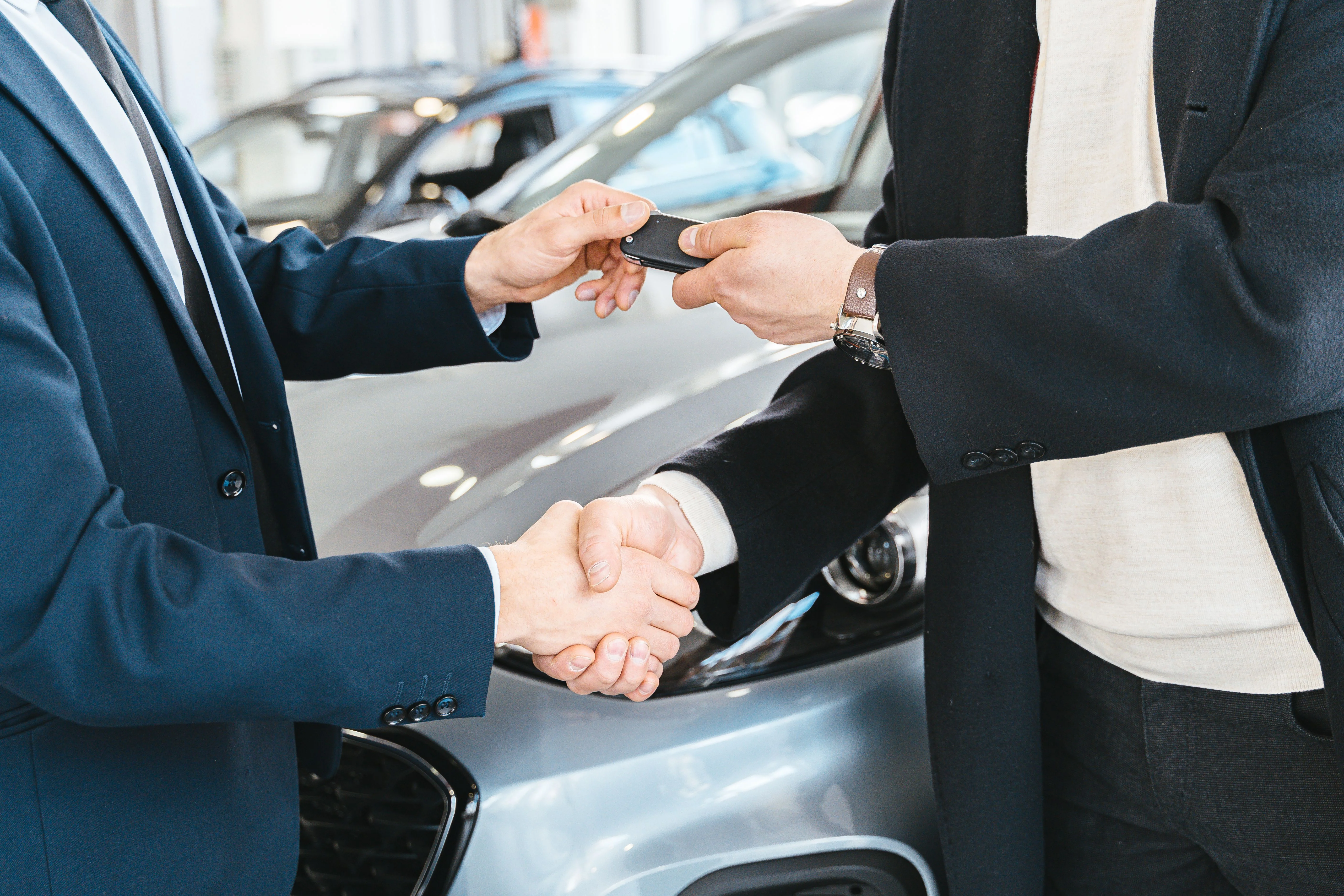 Servicios, límites y costes incluidos en el renting de un coche