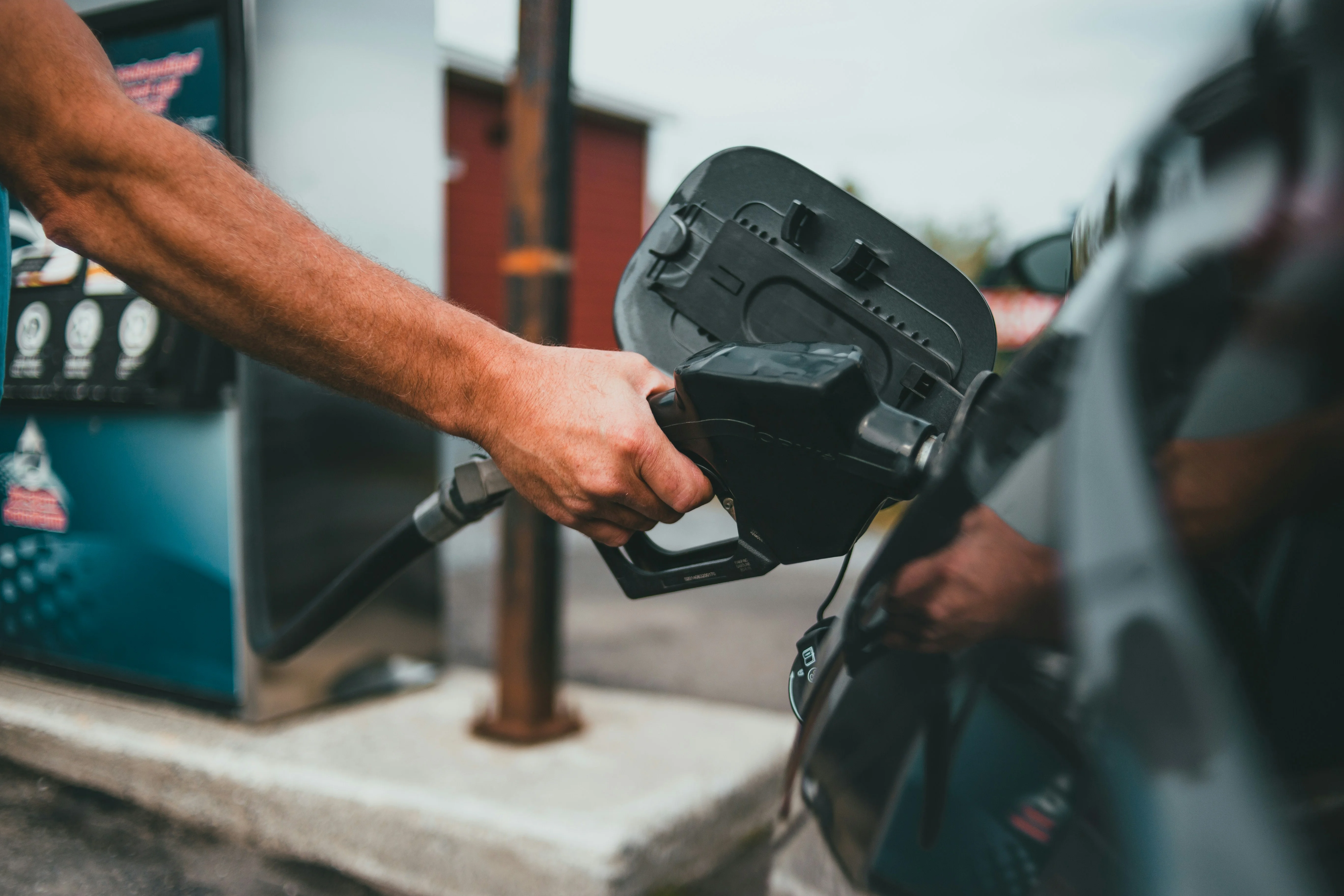 Comparativa entre un coche de gasolina y un coche híbrido de renting