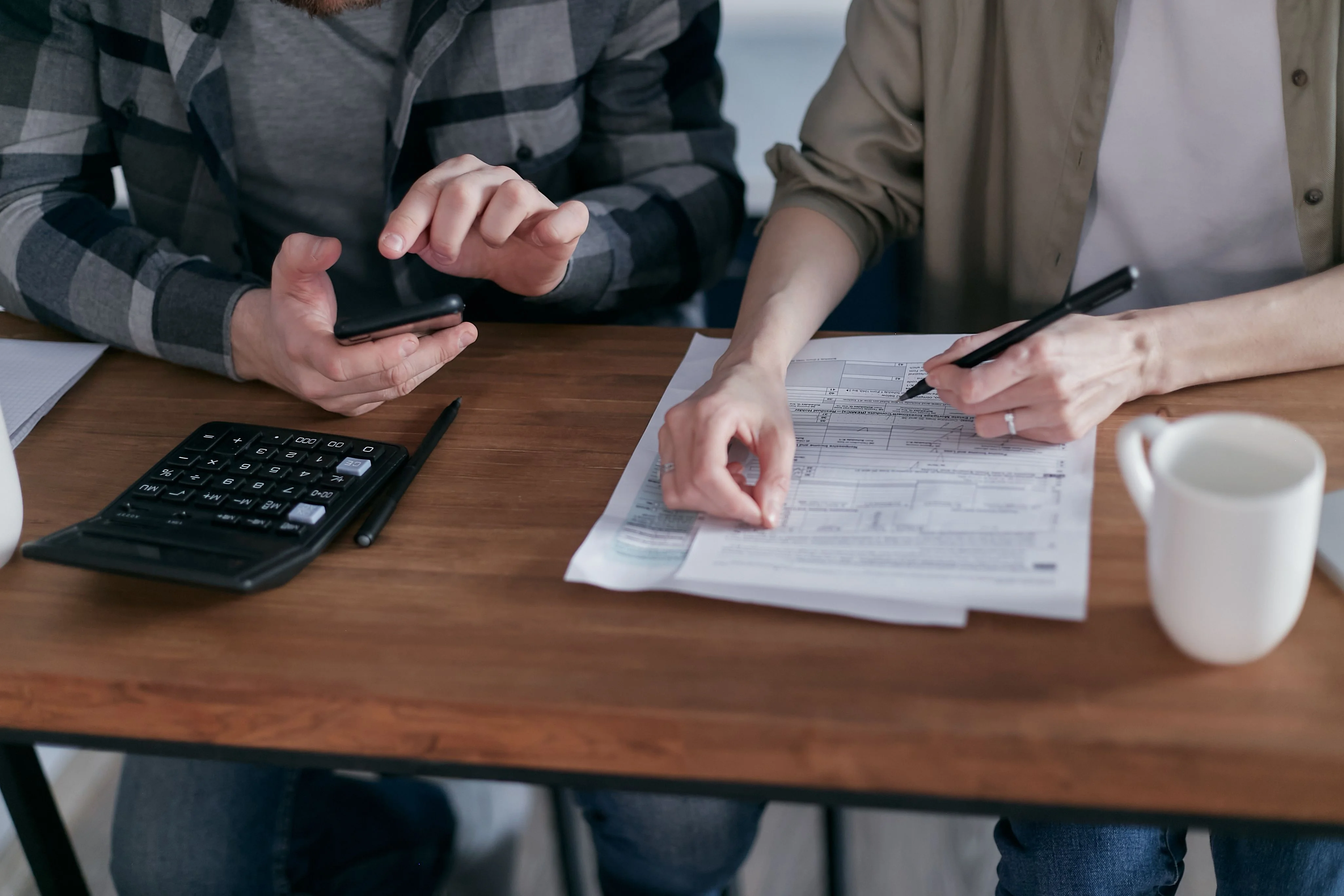 Autónomo calculando la deducción del renting de un coche en IVA e IRPF
